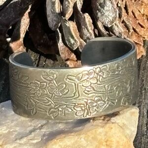 Beautiful Salsbury Pewter “December” Bracelet